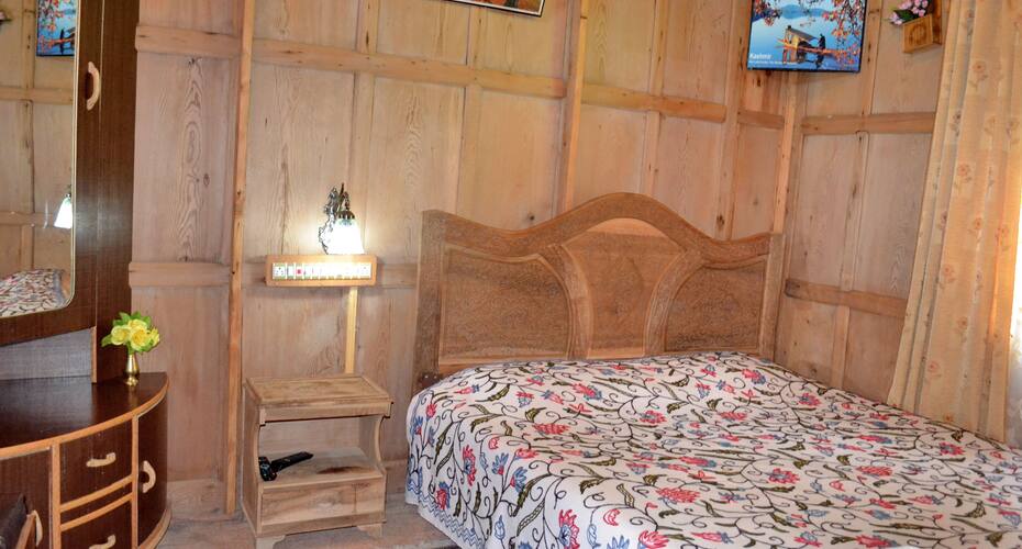 Kingfisher Houseboat, Srinagar 4
